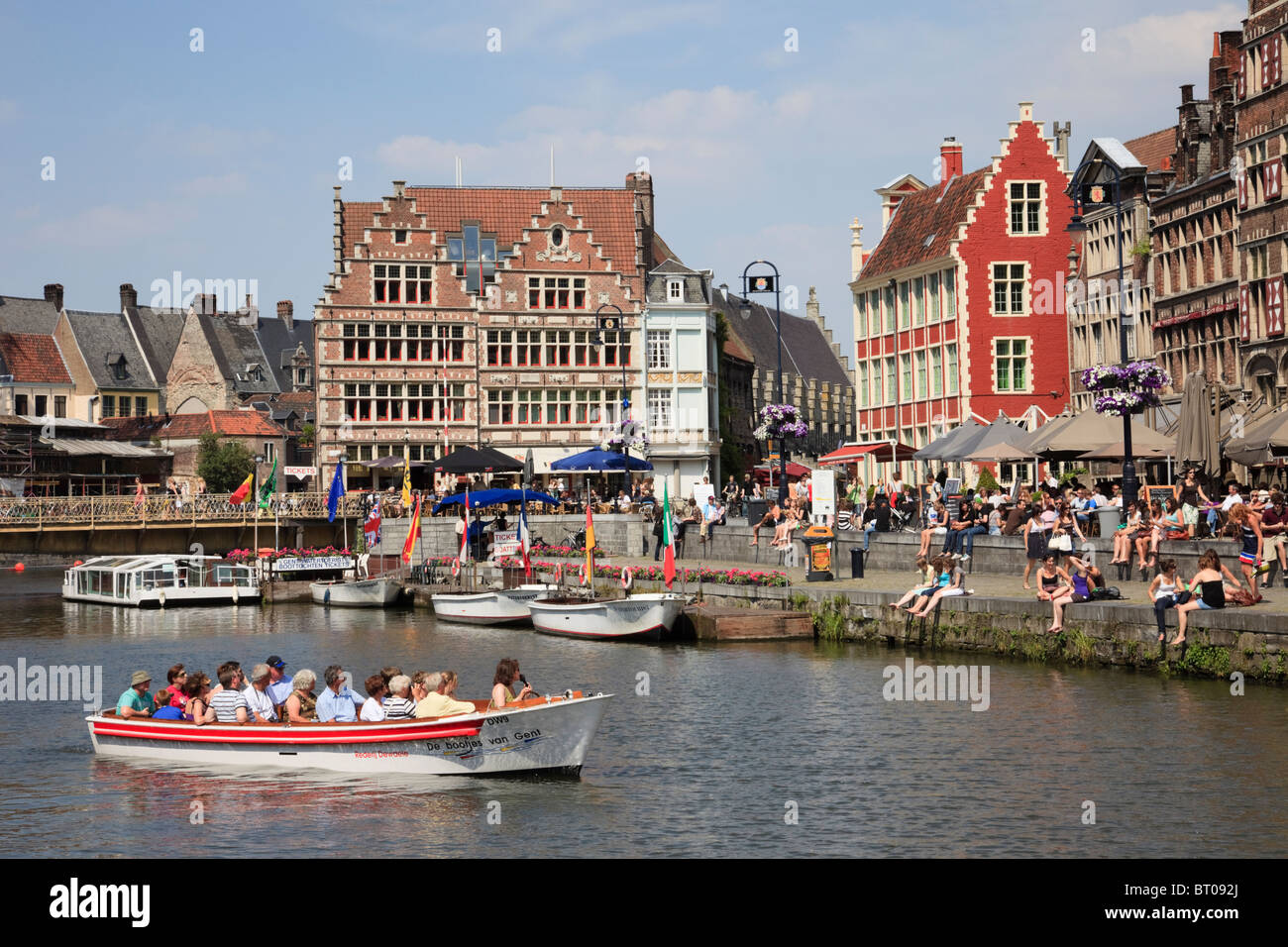 Sito Graslei, Gand, Fiandre Orientali, Belgio, turisti in gita barche sul fiume Leie con fiamminga medievale guild houses Foto Stock