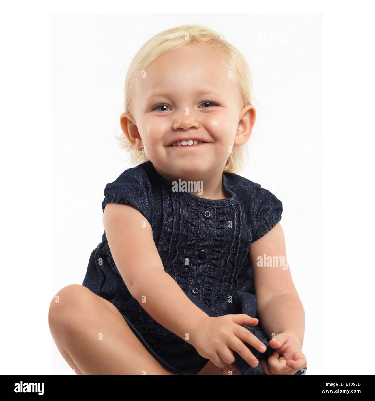 Ritratto di un sorridente due anno vecchia ragazza isolato su sfondo bianco Foto Stock