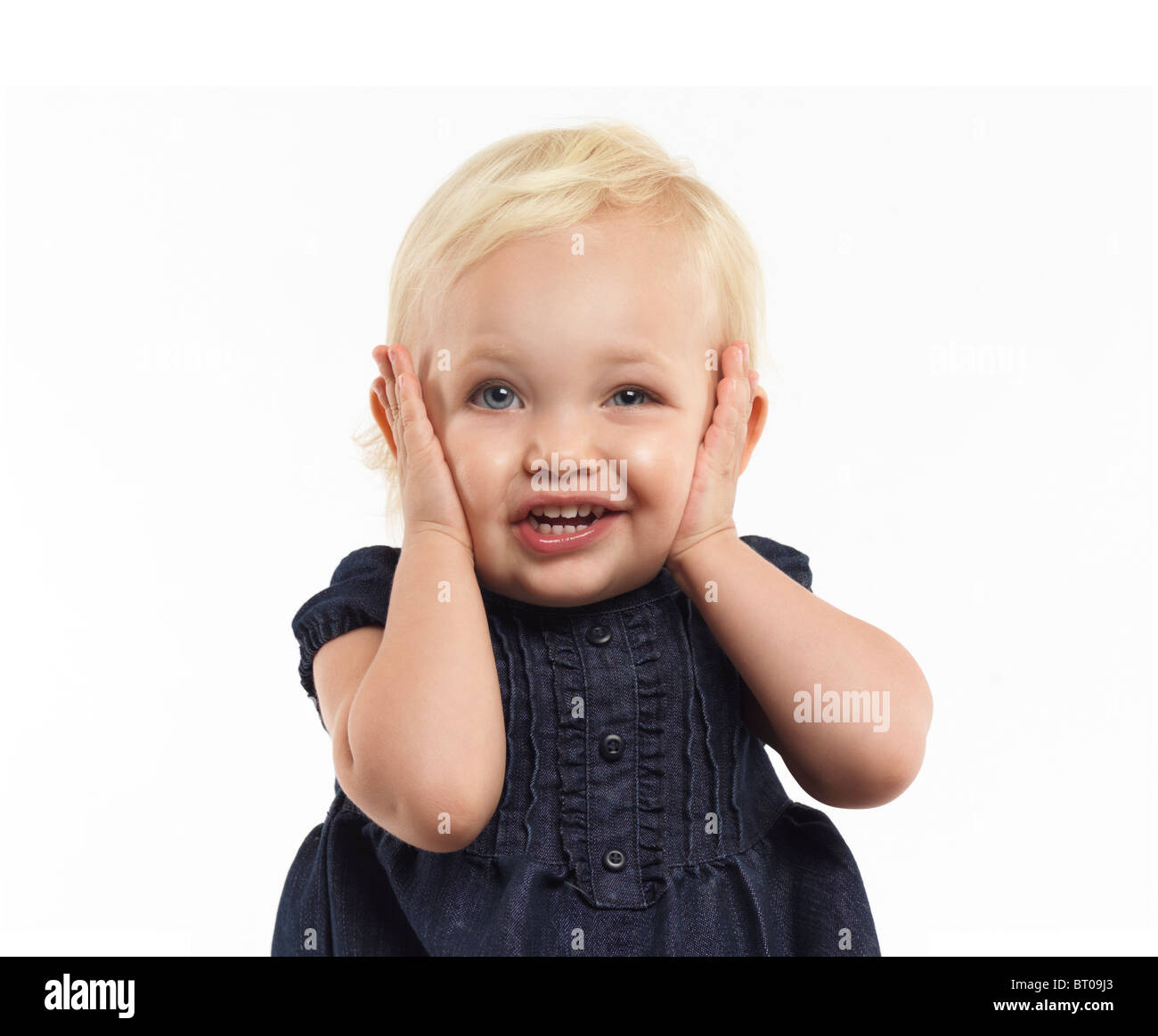 Ritratto di due anno vecchia ragazza facendo una divertente volto isolato su sfondo bianco Foto Stock