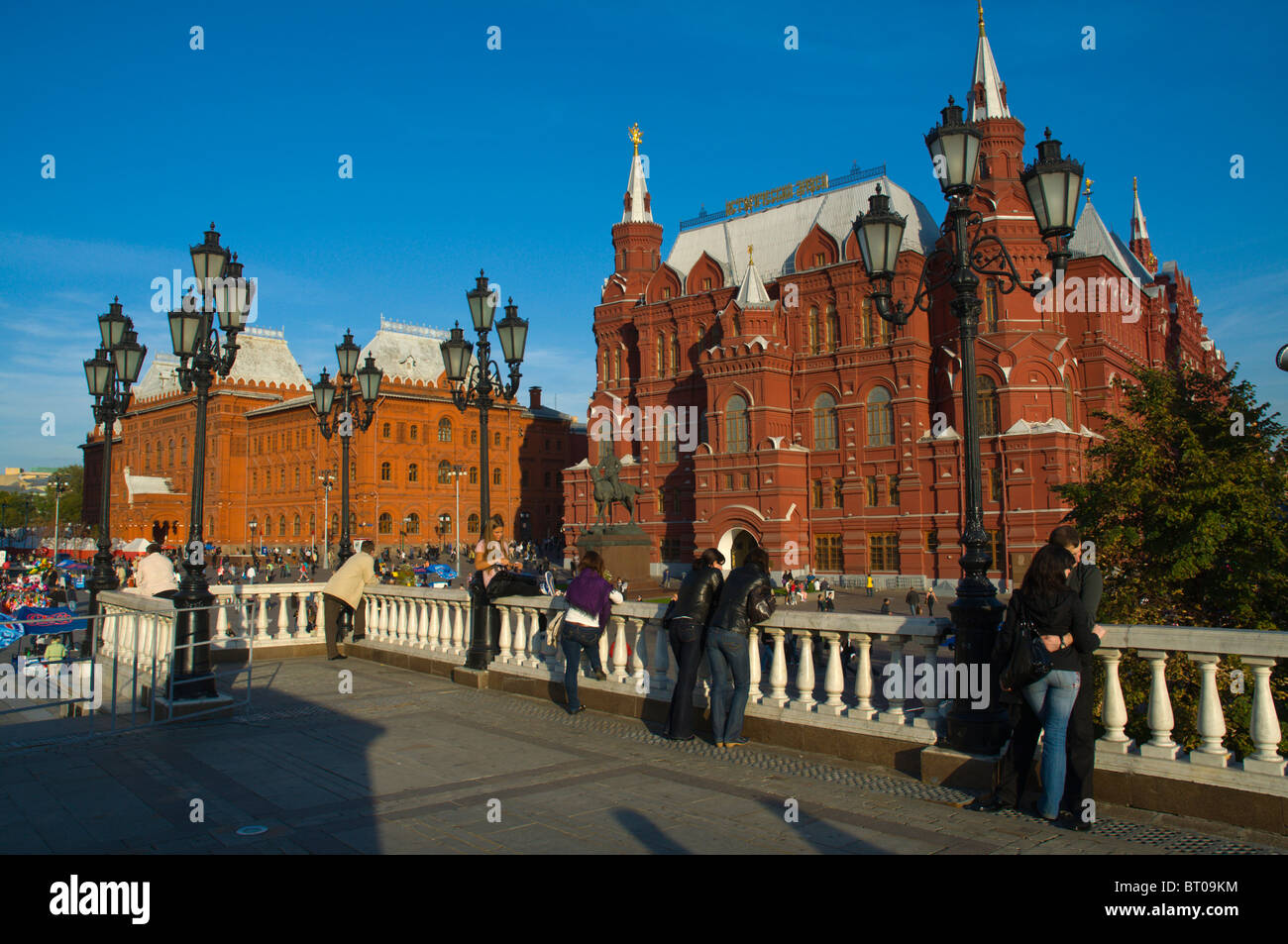 Ploshchad Manezhnaya (manege) quadrato accanto alla centrale del Cremlino di Mosca Russia Europa Foto Stock