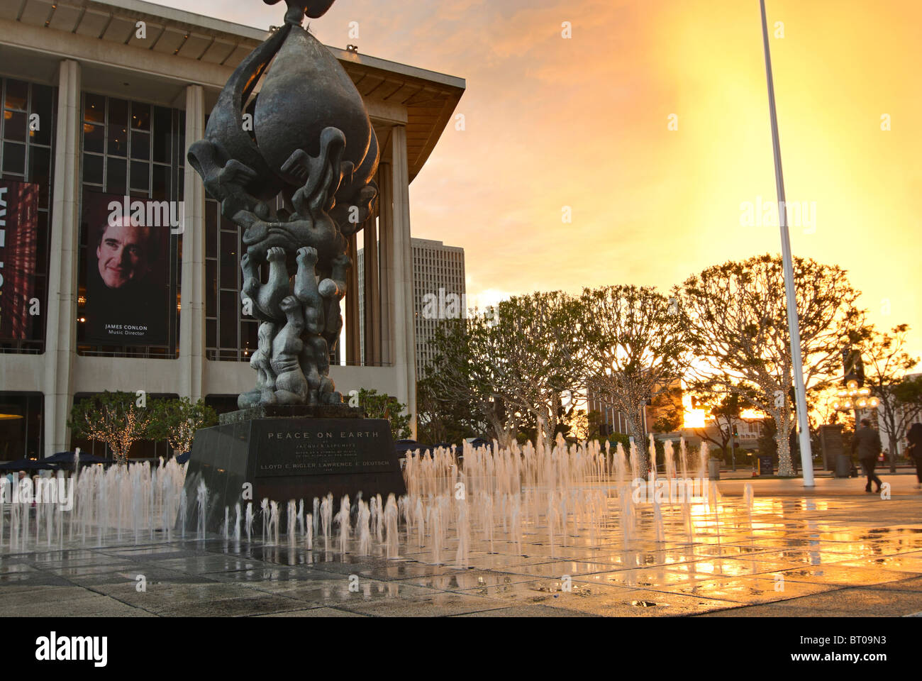La famosa fontana presso il Los Angeles Music Center in downtown durante il tramonto. Foto Stock
