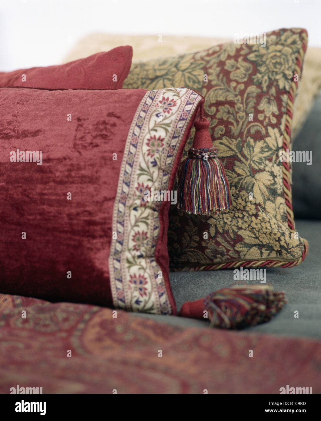 Close-up di velluto rosso e i cuscini di tappezzeria Foto stock - Alamy