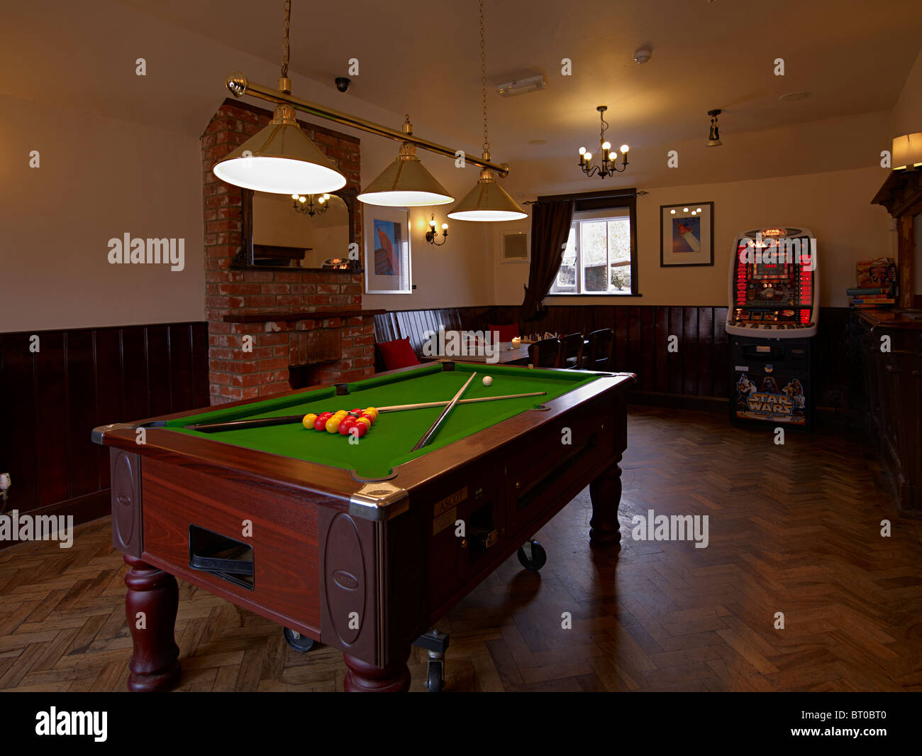 Il tavolo da biliardo nella sala giochi di un vecchio pub inglese o public  house NEL REGNO UNITO Foto stock - Alamy