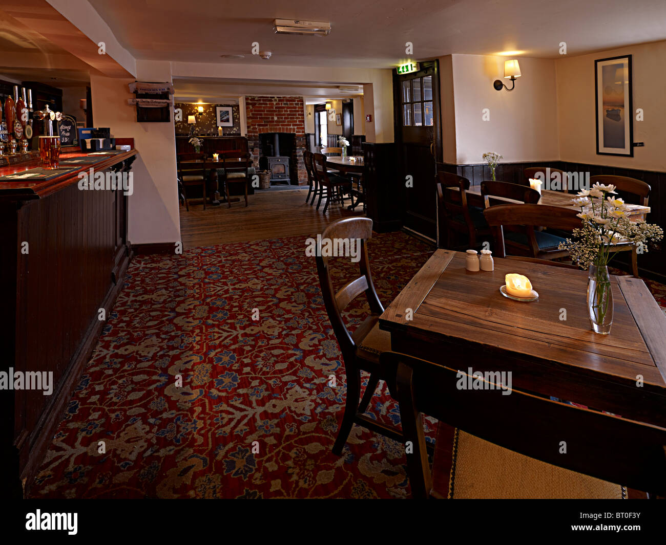 Il bar in un vecchio pub inglese Foto Stock