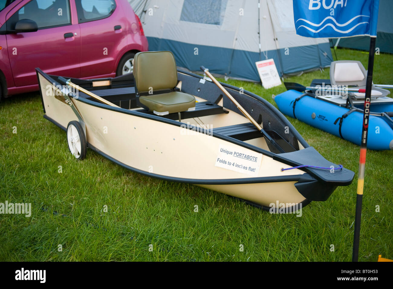 Portabot portatile e pieghevole barca piatta Foto stock - Alamy