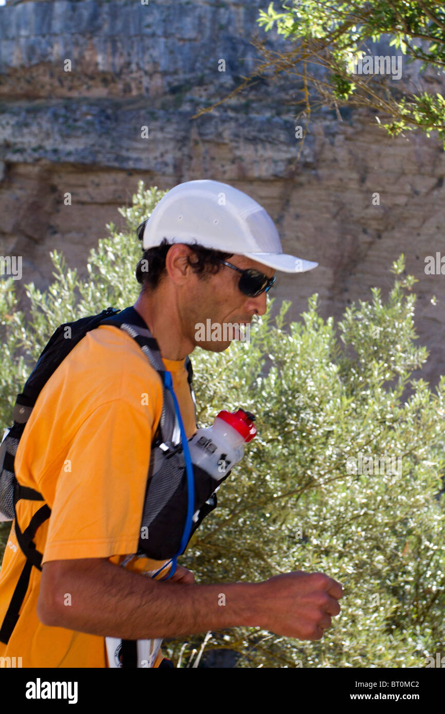 Extreme marocchino fondista Lahcen Ahansal, vincitore del 2010 Al Andalus Ultra Trail, Spagna. Foto Stock