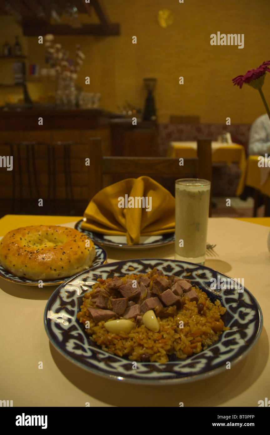 Uzbek plov piatto di riso con carne di agnello e aglio in un ristorante orientale lungo Novy Arbat Street Mosca Russia Foto Stock