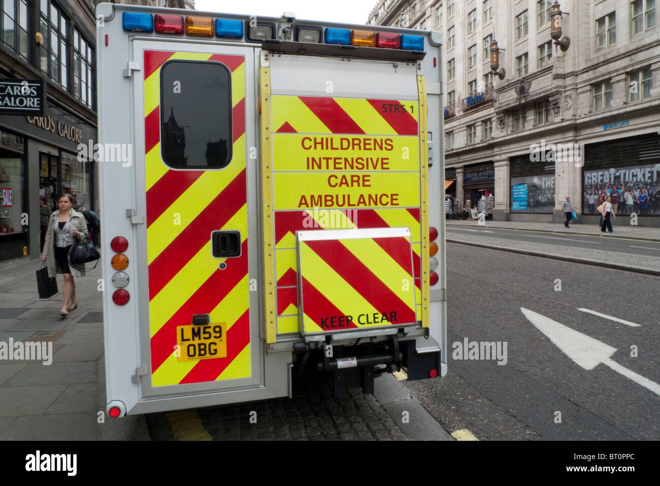 Una vista posteriore di una Childrens Cura Intensiva ambulanza, Strand, Londra Inghilterra REGNO UNITO Foto Stock