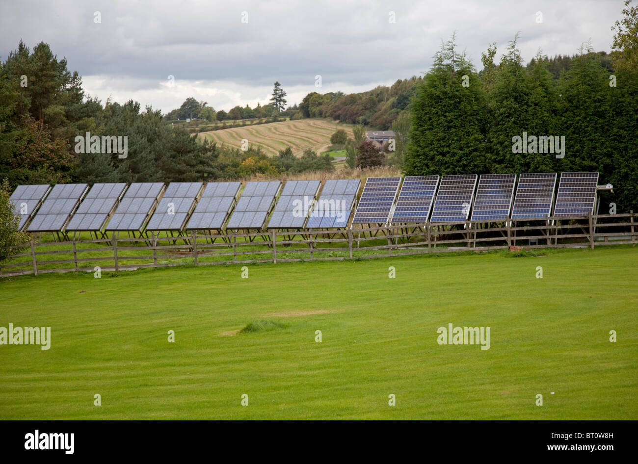 Array di grandi dimensioni Solar PV dei pannelli sul telaio di metallo nel campo del Regno Unito consegna ancora la piena potenza dopo 28 anni di regno unito Foto Stock