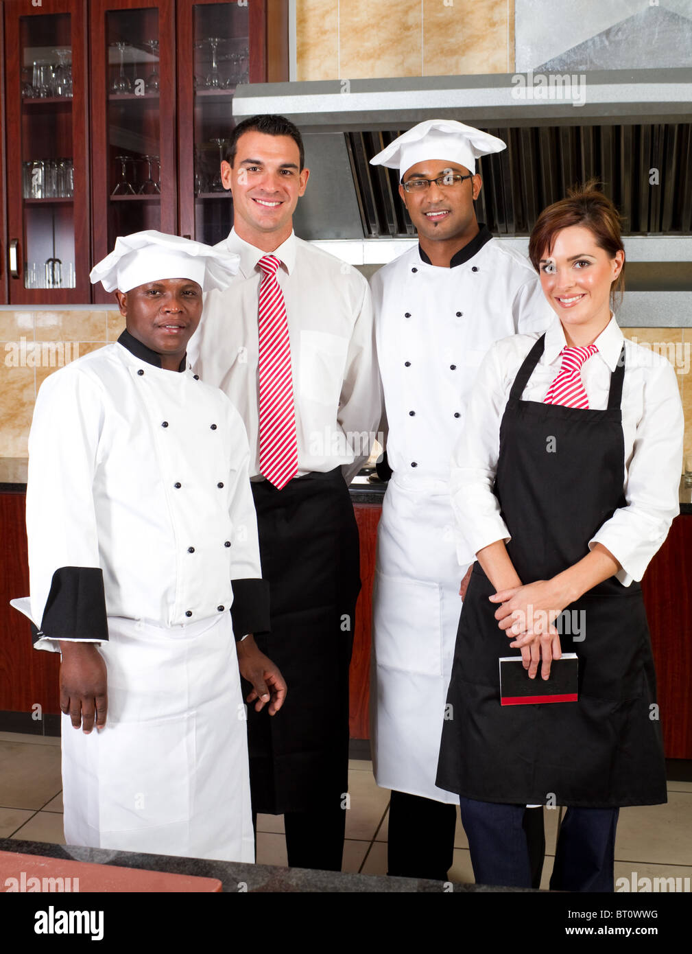 Il personale del ristorante interno cucina industriale Foto Stock
