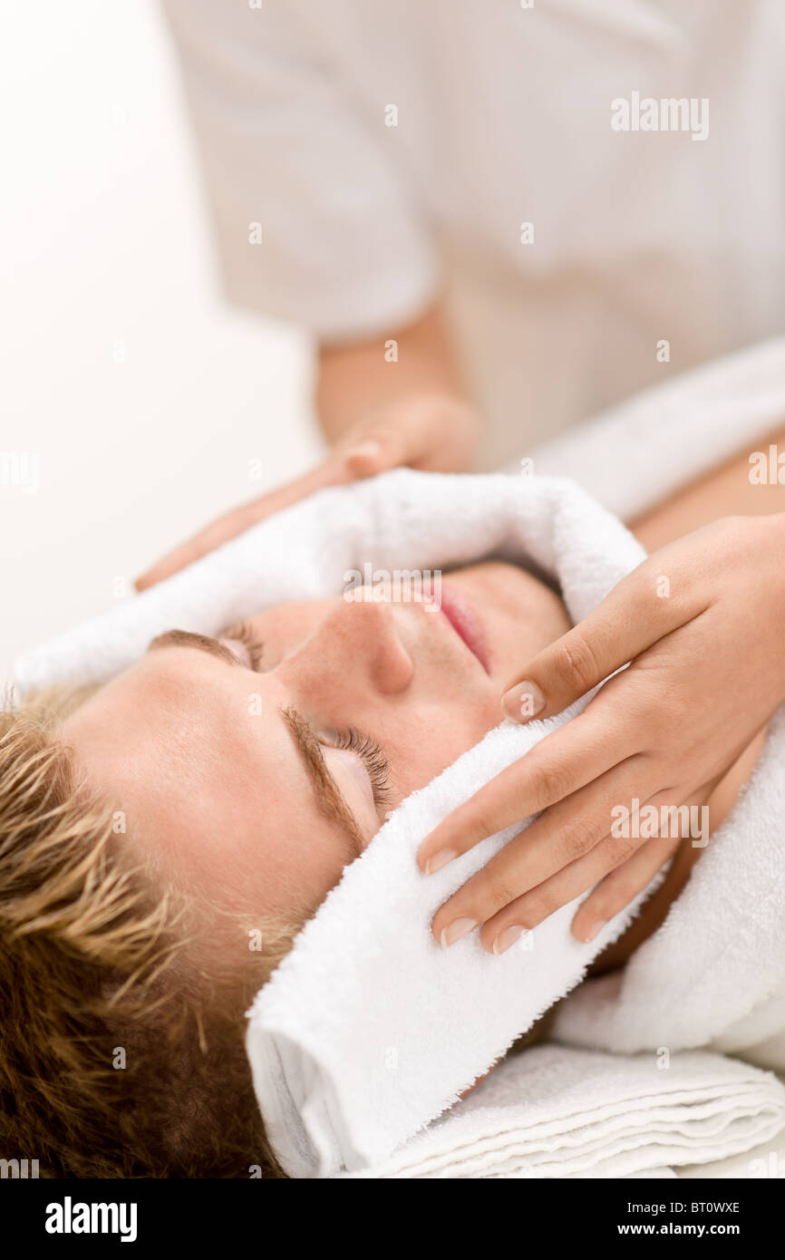 Maschio di cosmetici di lusso - trattamento spa ricevere il massaggio del viso Foto Stock