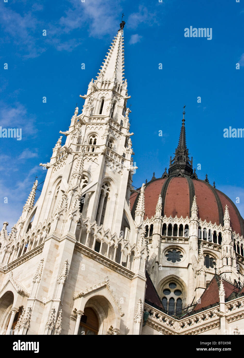 La cupola e la guglia sul Parlamento ungherese edificio Budapest Ungheria Europa Foto Stock