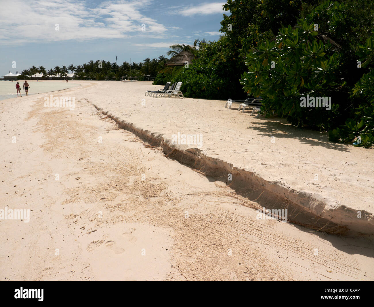 Erosione su ISOLA MALDIVIANA, mostrando segni di innalzamento del livello del mare Foto Stock