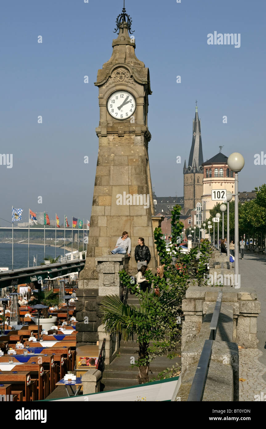 Il clock Pegeluhr sul lungofiume del Reno a Düsseldorf, NRW, Germania Foto Stock