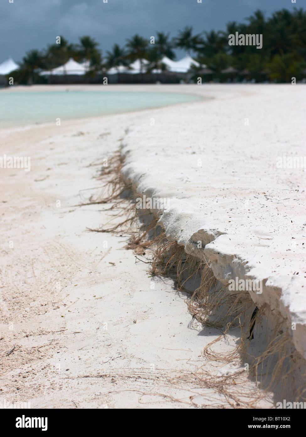 Erosione su ISOLA MALDIVIANA, mostrando segni di innalzamento del livello del mare Foto Stock