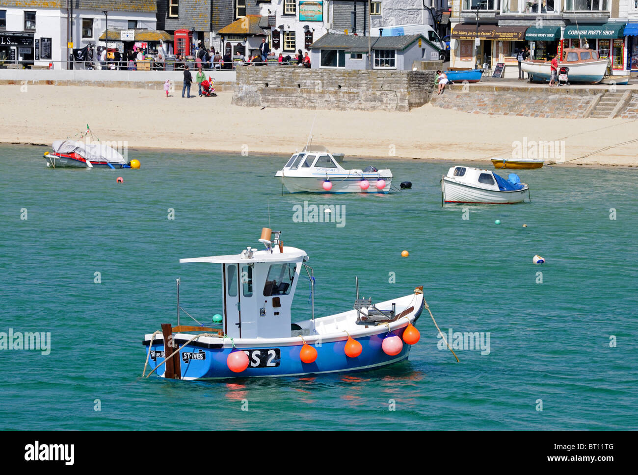 Barche da pesca nel porto di st.ives, Cornwall, Regno Unito Foto Stock
