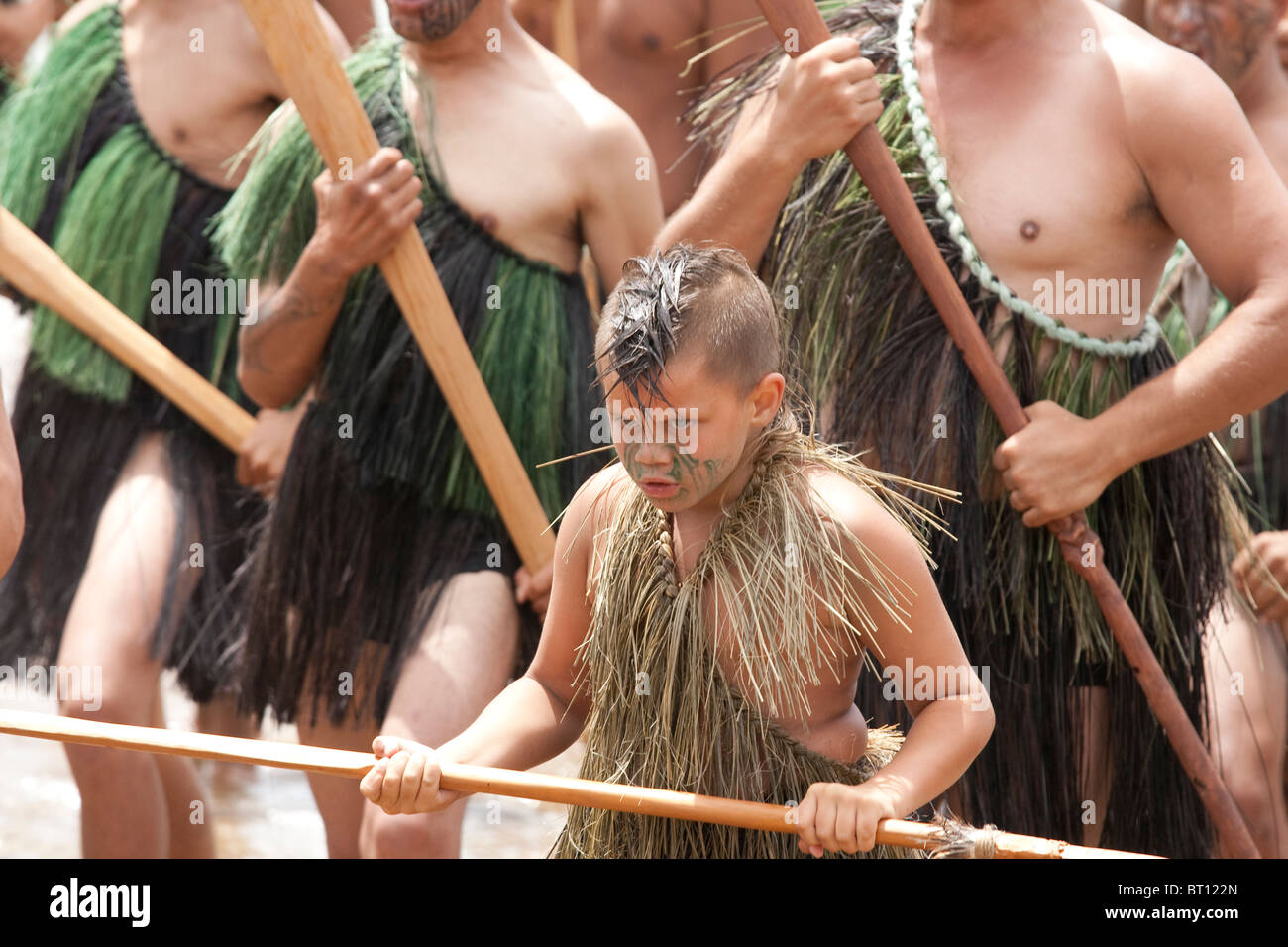 White Boy balli durante un maori Haka sulla spiaggia di Waitangi sul Waitangi day Foto Stock