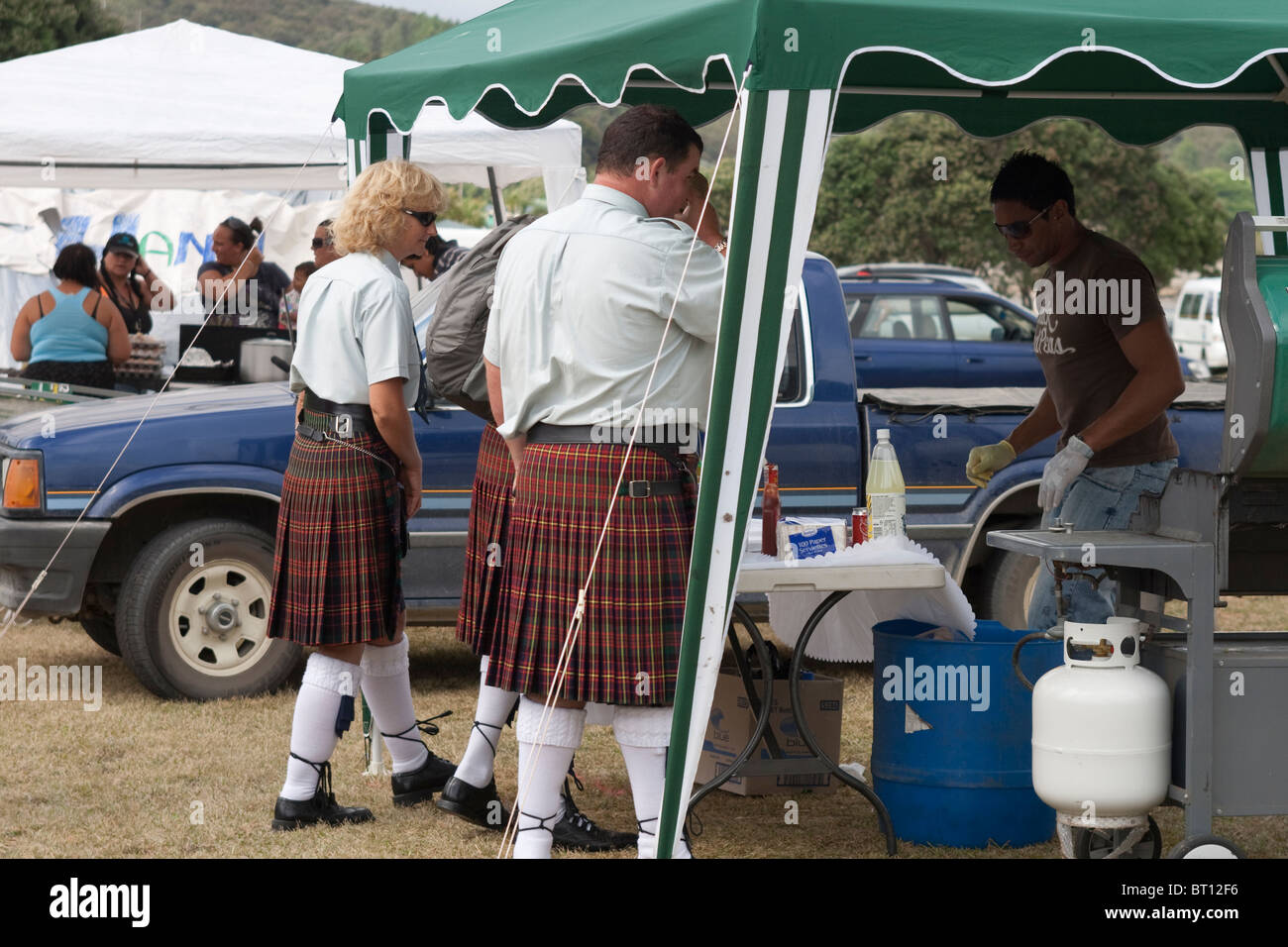 Due persone scozzese nel tradizionale kilts in Nuova Zelanda in occasione di un festival Maori Foto Stock