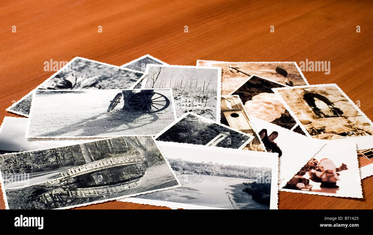 Composizione di un sacco di foto con bordi ornata sul tavolo Foto Stock