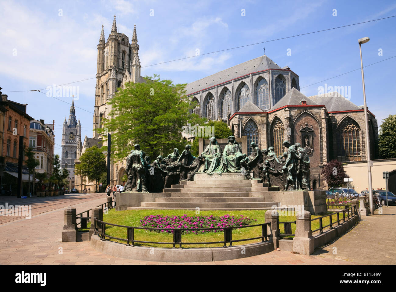 Sint Baafsplein, Gand, Fiandre Orientali, Belgio. Statua di Hubeto e Johanni fratelli Van Eyck dalla Cattedrale di San Bavone Foto Stock