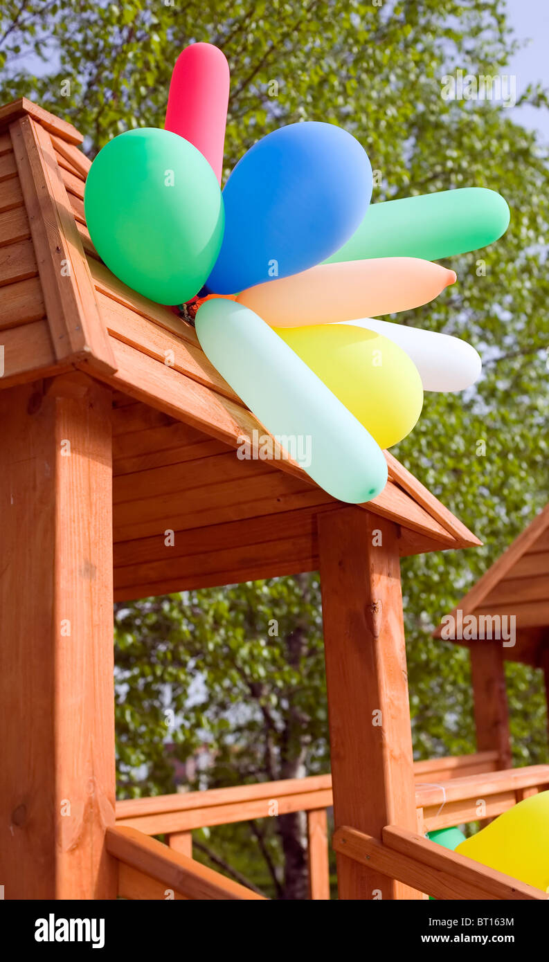 Molti palloncini sulle summerhouse in legno con lo sfondo della natura Foto Stock