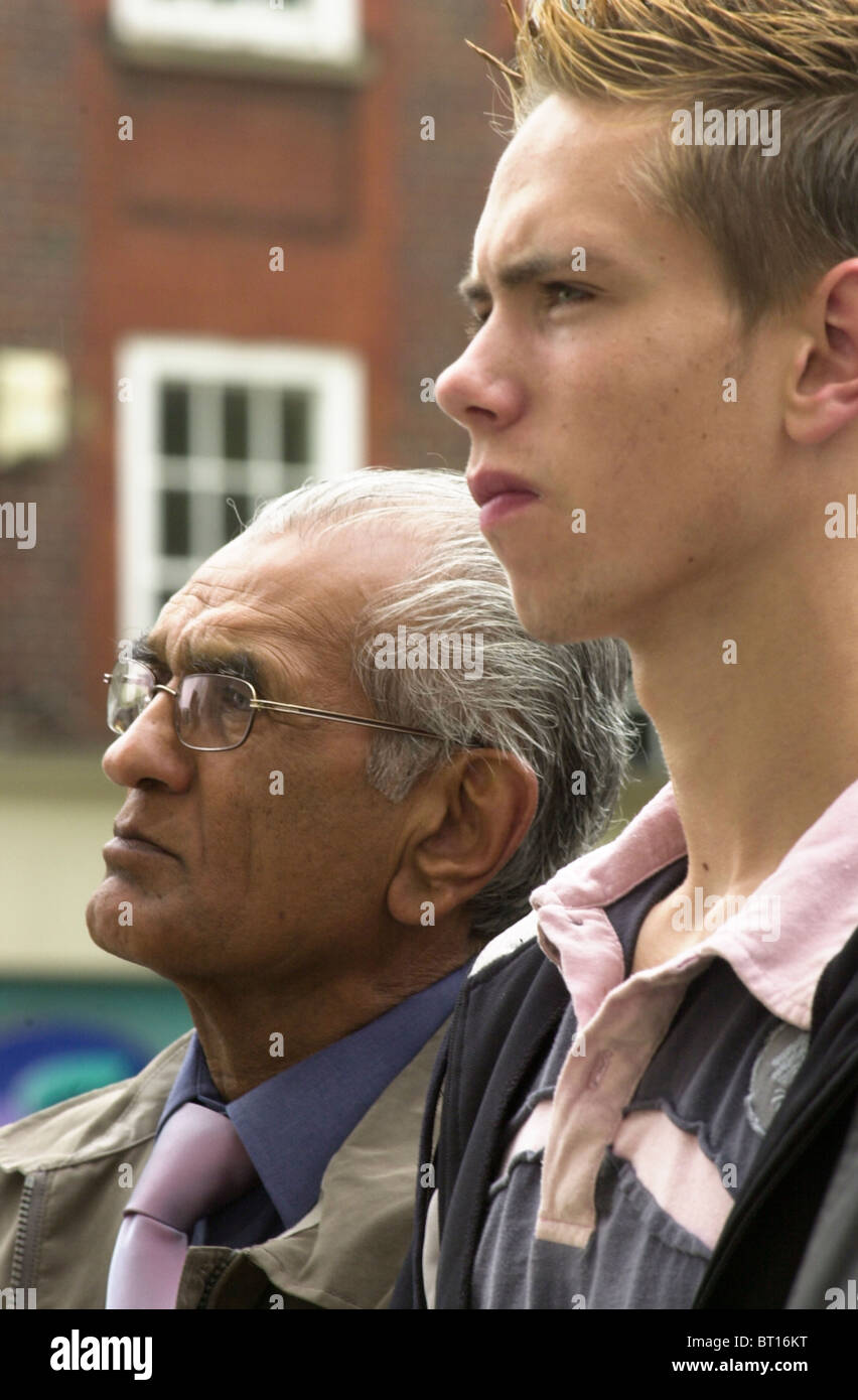 7 7 Un minuto di silenzio è osservata nel centro cittadino di Luton, ad un anno dal terrore attentati di Londra REGNO UNITO Foto Stock