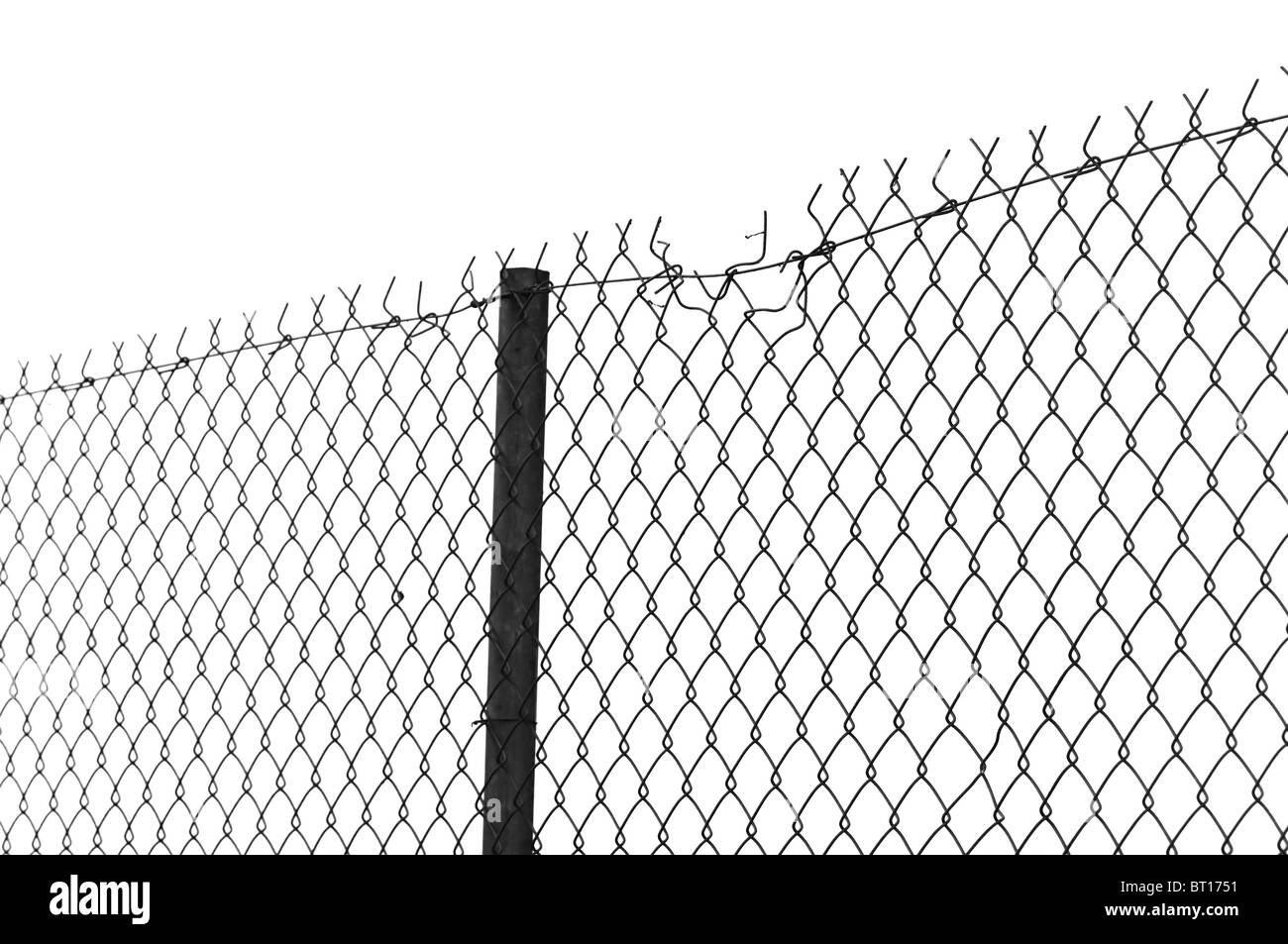 Filo spinato catena collegamento recinto. In bianco e nero. Foto Stock