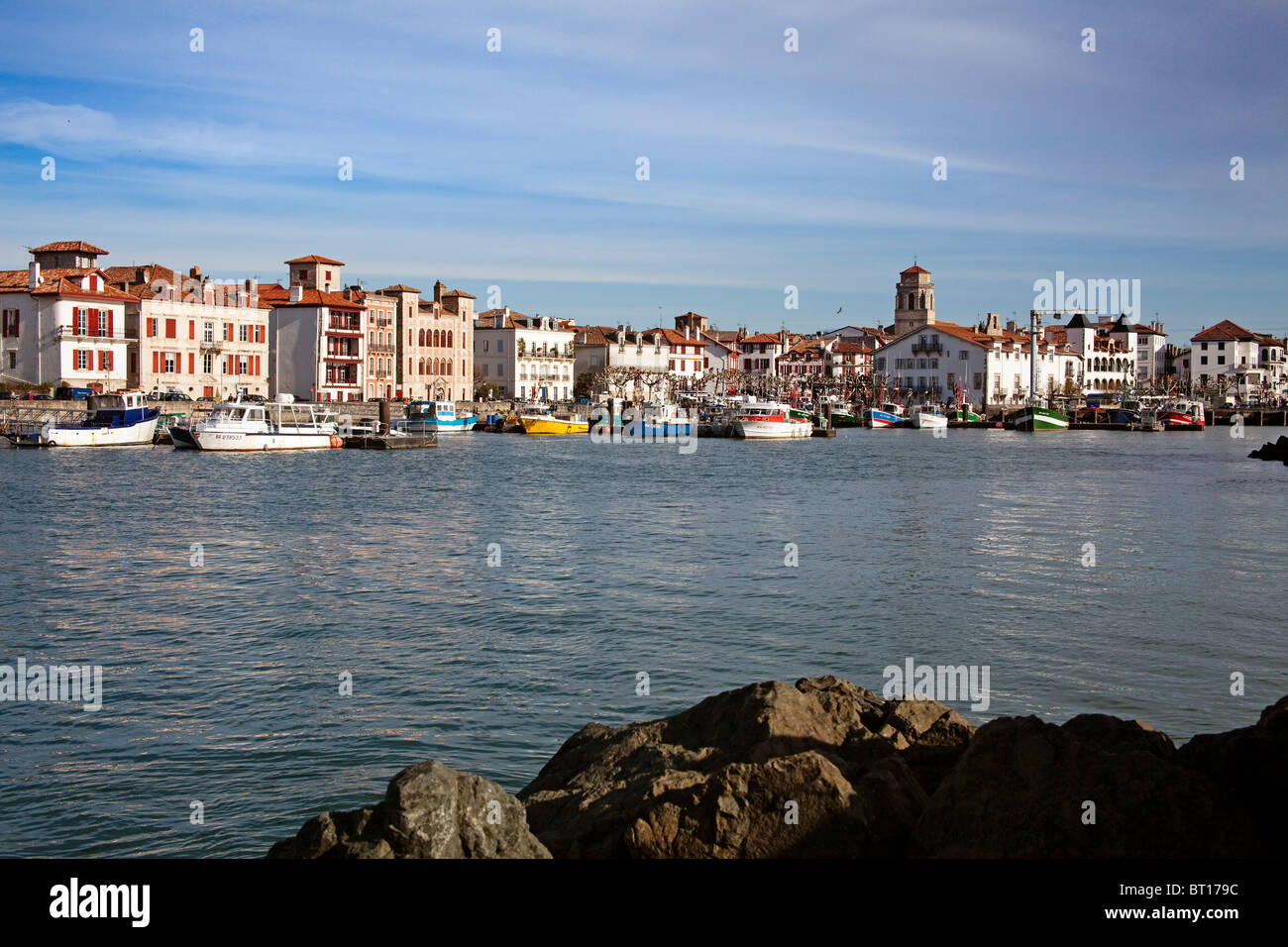 Puerto de San Juan de Luz Pais Vasco Frances Francia Porto di San Juan de Luz Francia Paesi Baschi francesi Foto Stock
