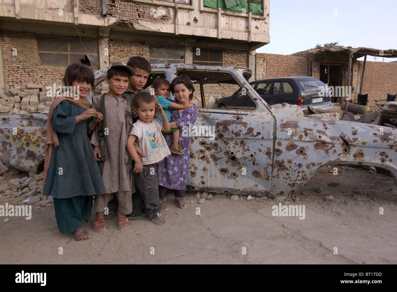 I bambini giocano in mezzo a detriti di guerra a Kabul Foto Stock