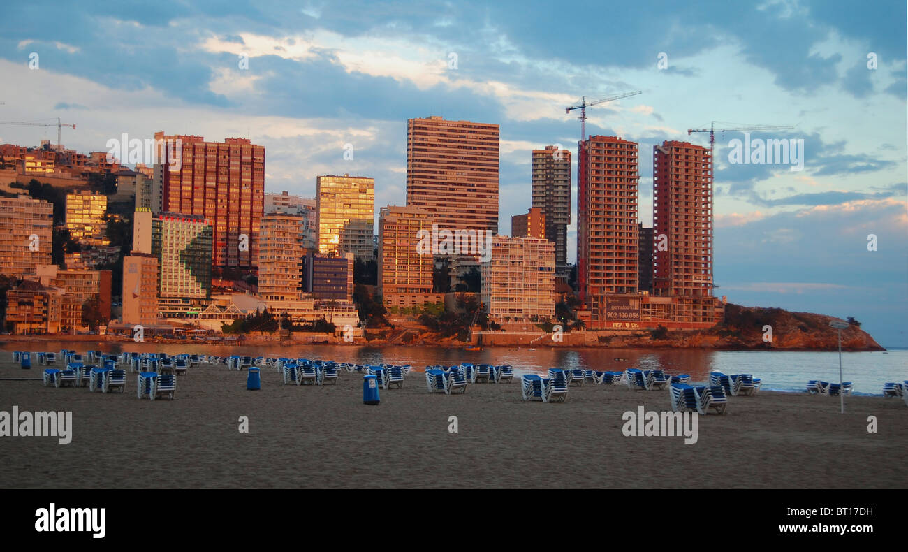 Il tramonto sulla città di Benidorm beach a metà settembre, Spagna Foto Stock