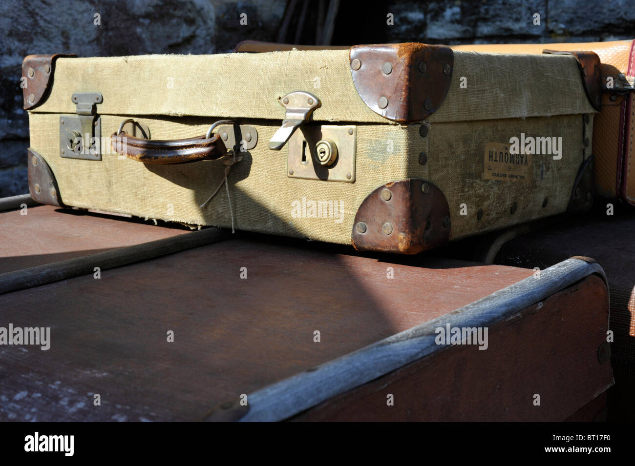 Il vecchio stile bagagli seduti sul lato carrello alla stazione ferroviaria Foto Stock