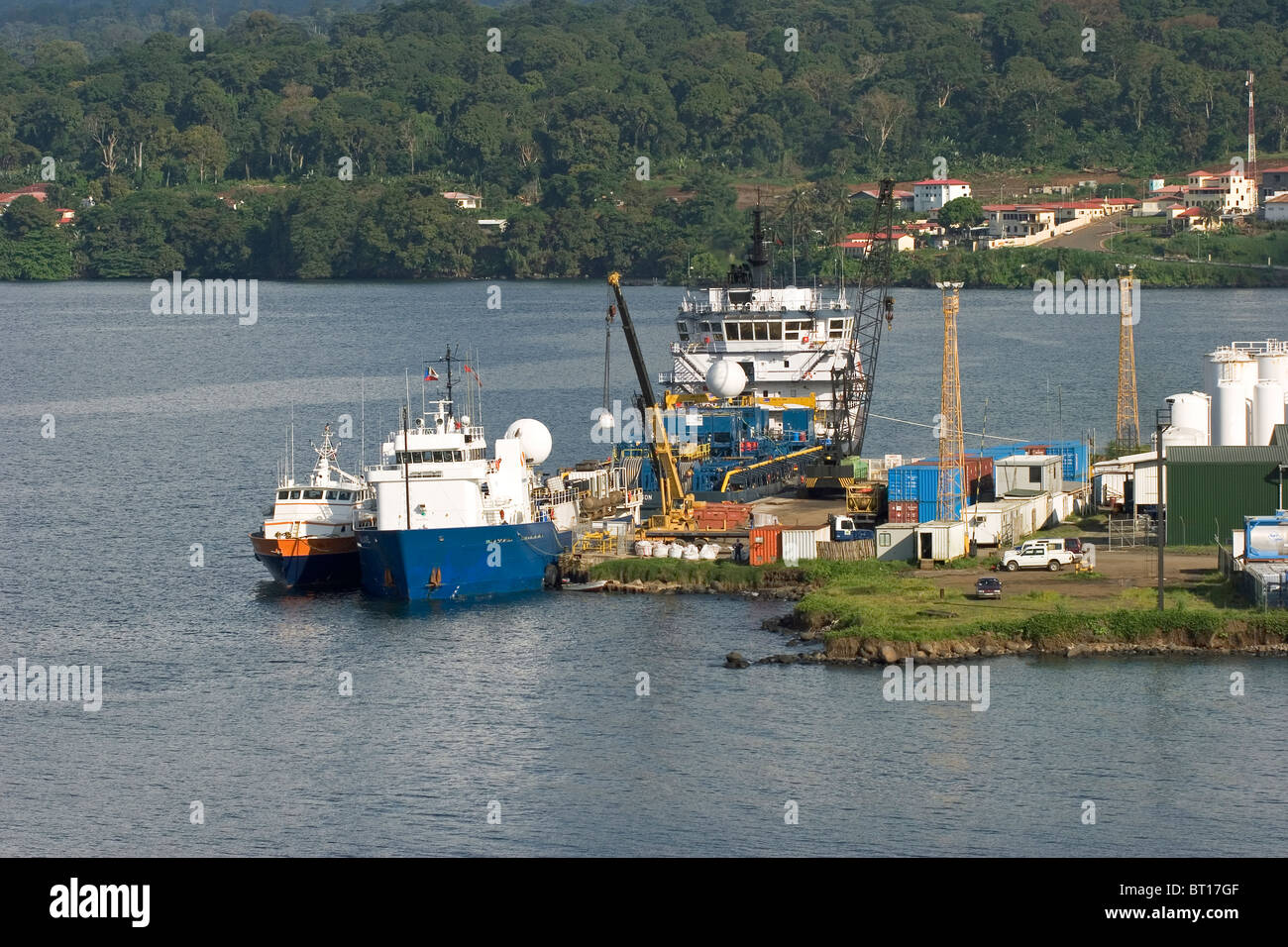 Vista su olio di Luba Freeport Harbour con petrolio offshore di alimentazione di settore imbarcazioni al molo Foto Stock