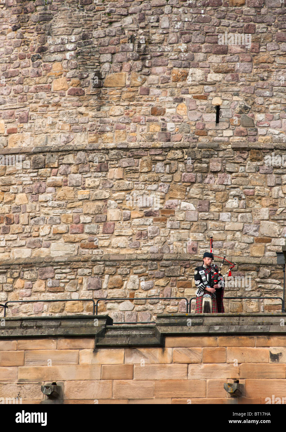 Bagpiper al castello di Edimburgo, Scozia Foto Stock