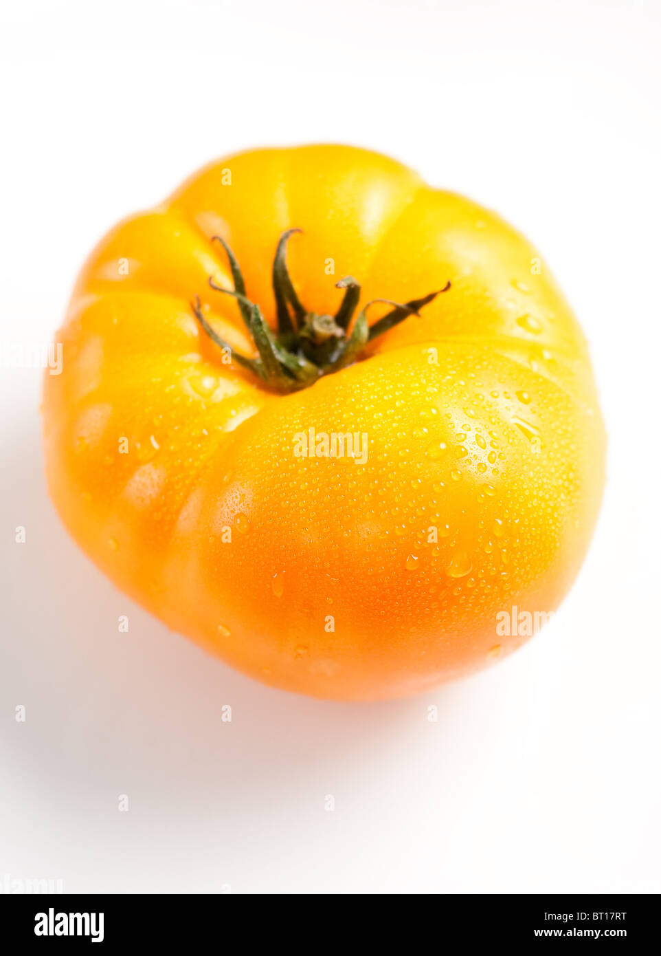 Giallo cimelio di pomodoro isolato su sfondo bianco Foto Stock