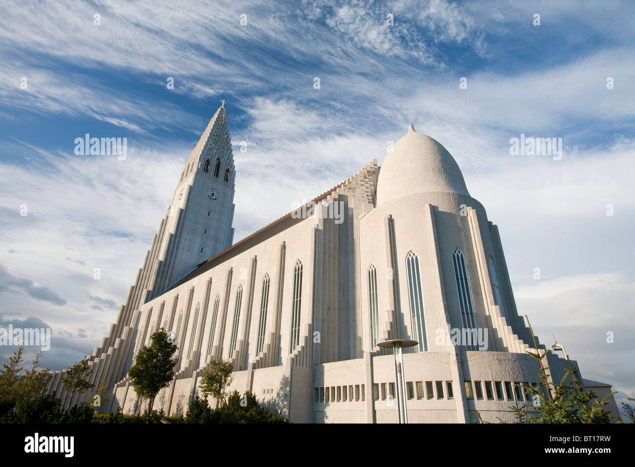 L'iconico Hallgrims Kirkja a Reykjavik, Icelands più grande chiesa progettata da Gudjon Samuelsson Foto Stock