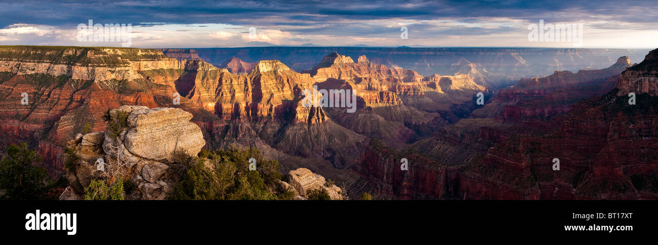 Tramonto a Bright Angel Point, Panorama, il Grand Canyon North Rim, Arizona, Stati Uniti d'America Foto Stock