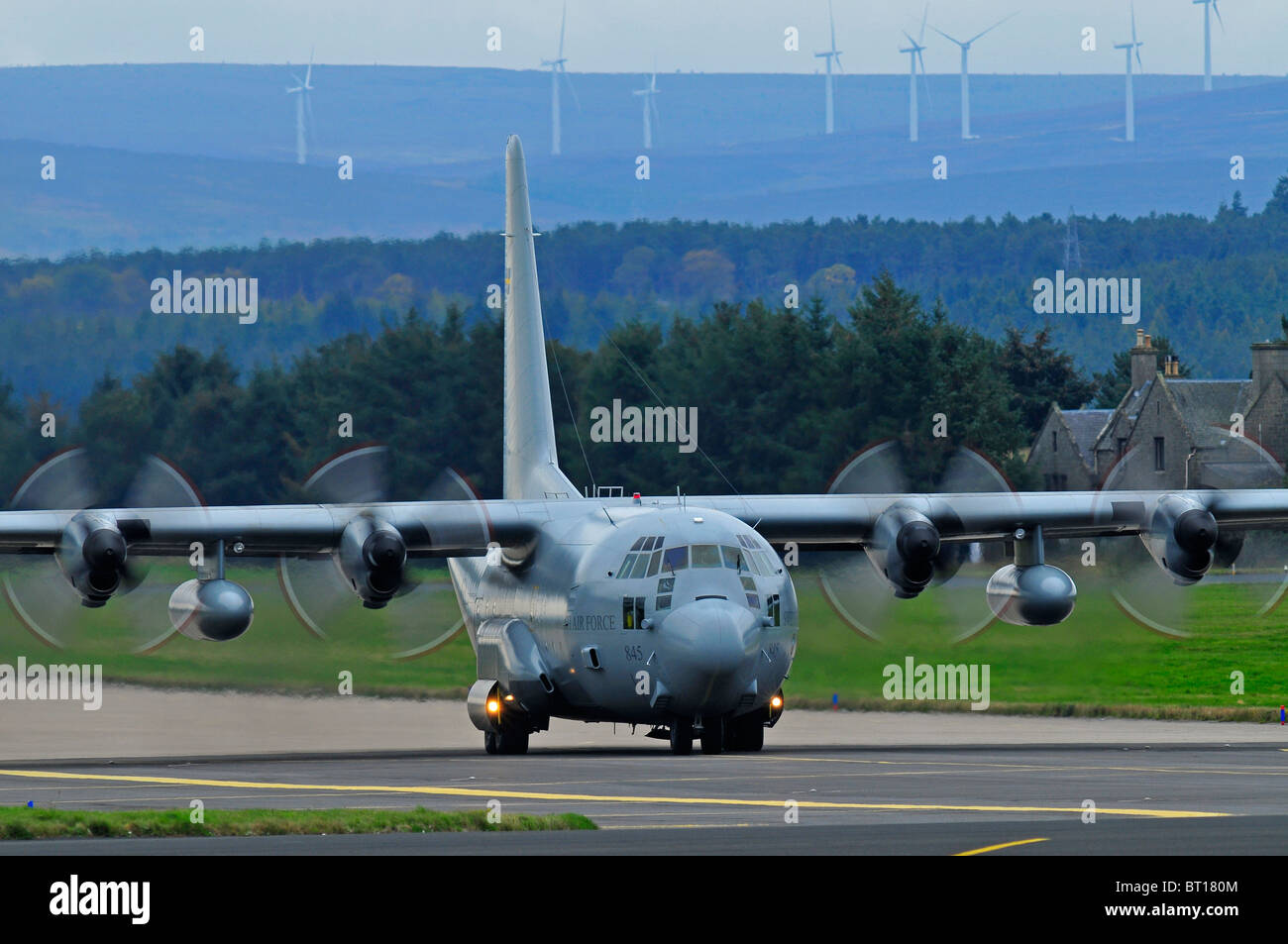 Lockheed C130H Hercules quattro propulsori aerei di trasporto della aeronautica militare svedese. SCO 6856 Foto Stock