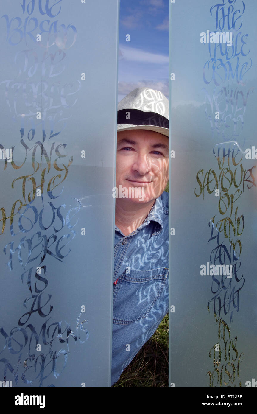 Calligrapher Ewan Clayton con esempi della sua calligrafia incisa su vetro Foto Stock