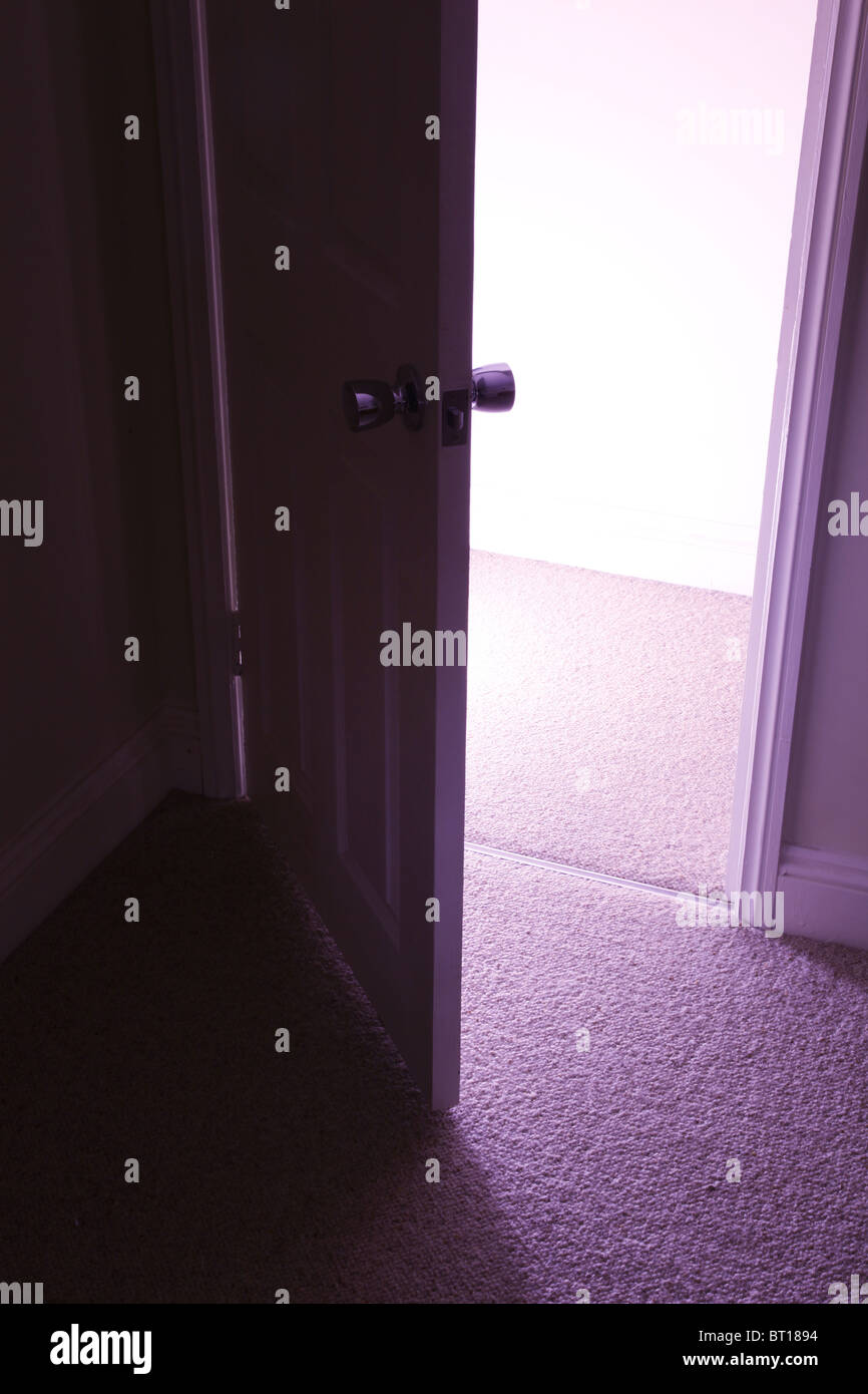 Aprire la porta che conduce a una ben illuminata in corridoio. Foto Stock