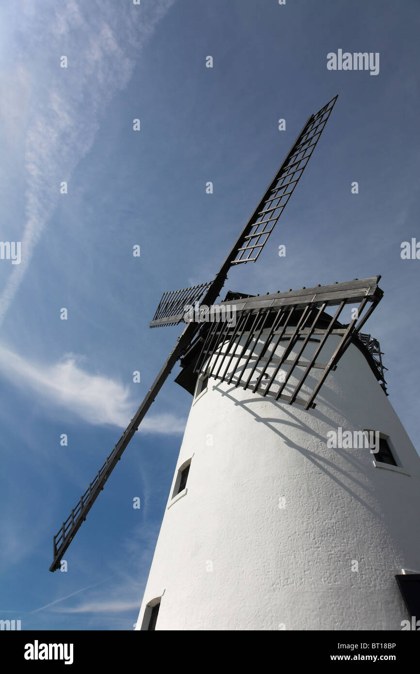 Storico mulino sul Lungomare adiacente al fiume Ribble a Lytham in Lancashire, Regno Unito Foto Stock