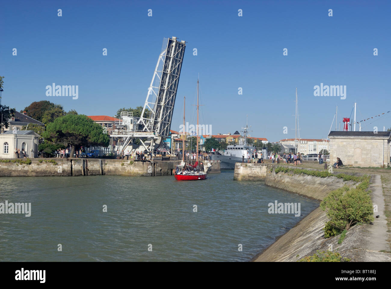 Bilico Gabut sollevato una barca a vela entra nel canale per il rettilineo del Pertuis d'Antioche La Rochelle Charente Maritime Francia Foto Stock