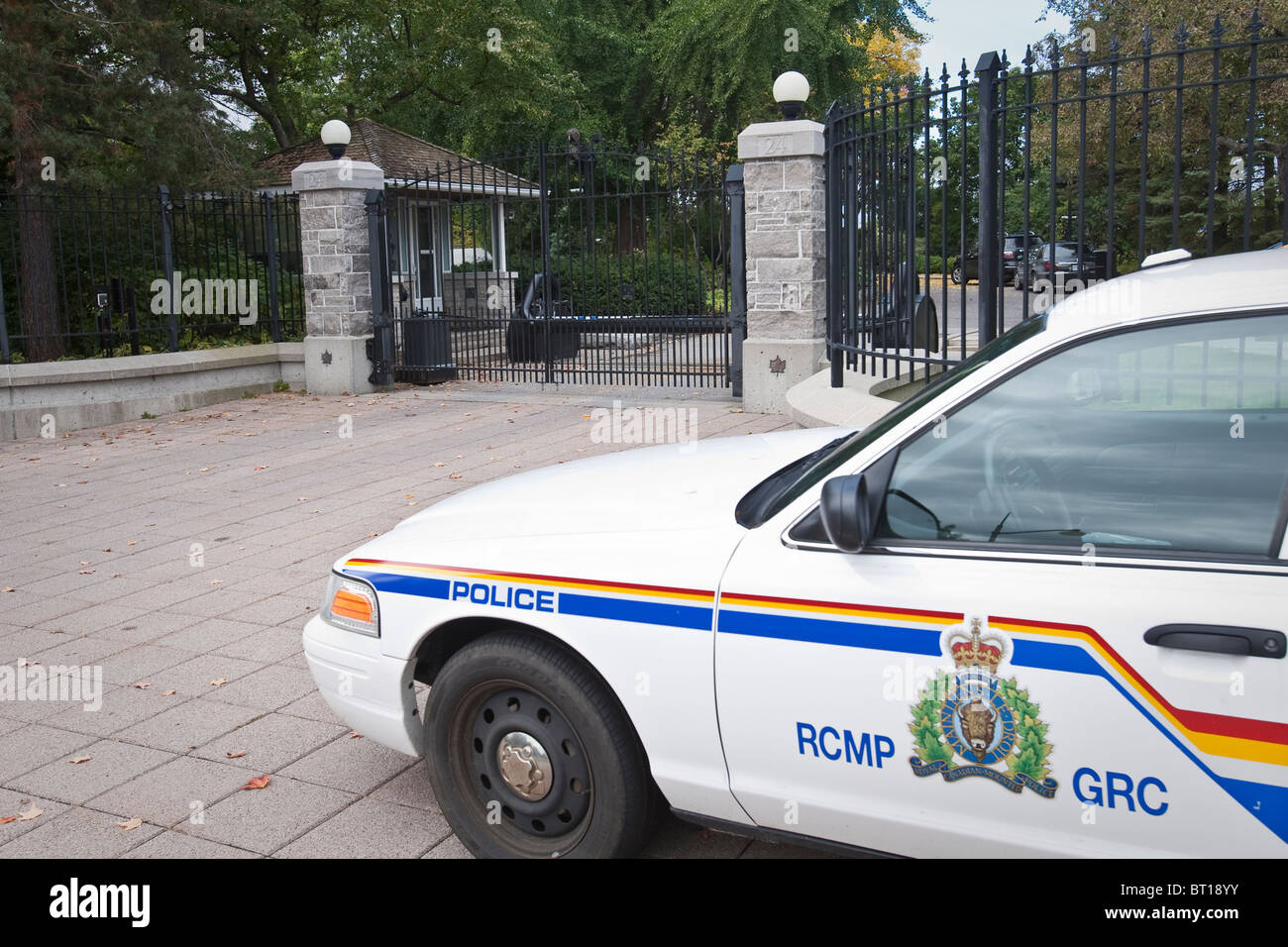 Un RCMP auto della polizia si erge di fronte 24 Sussex Drive in Ottawa, residenza ufficiale del Primo ministro del Canada Foto Stock