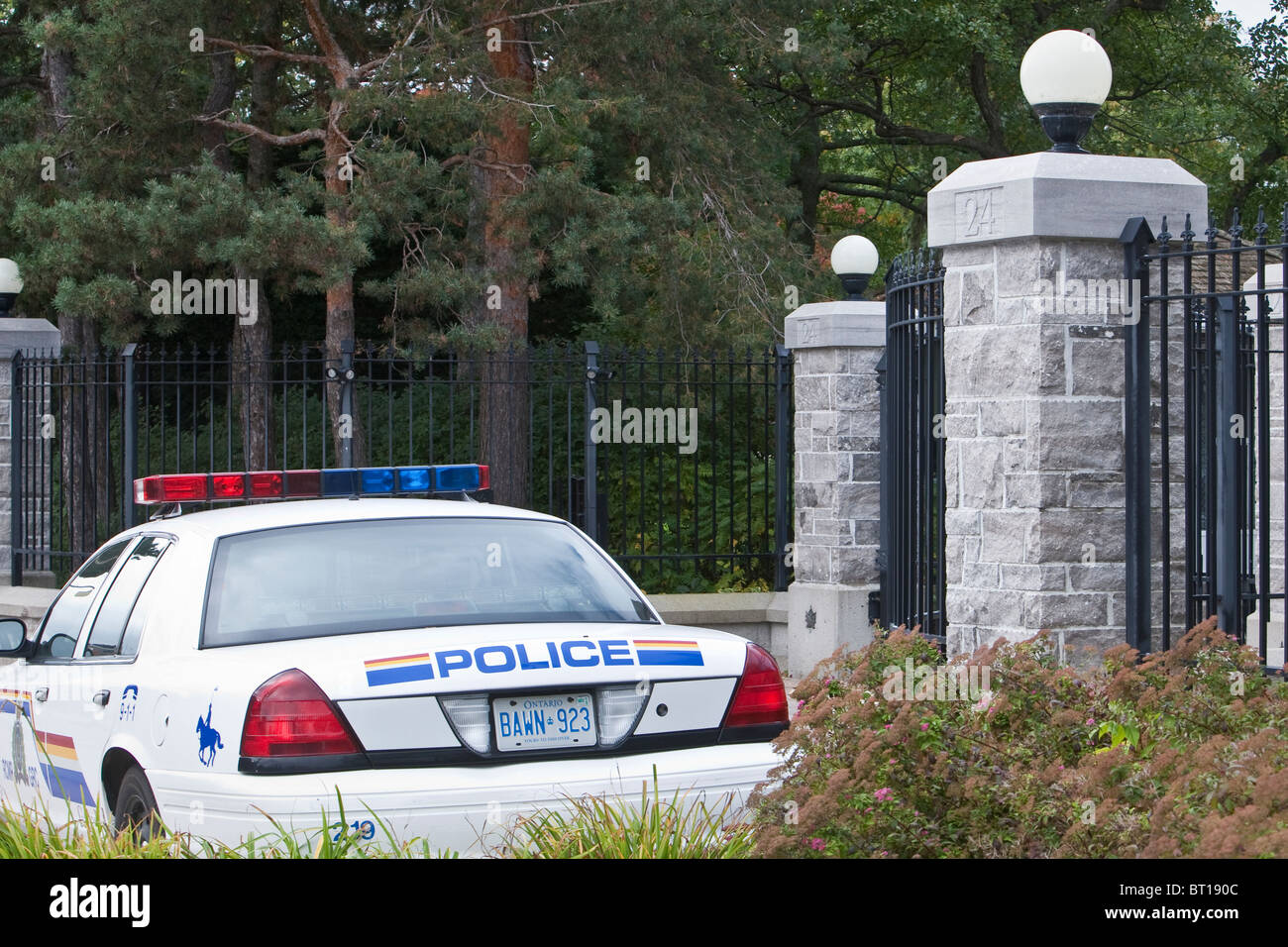 Un RCMP auto della polizia si erge di fronte 24 Sussex Drive in Ottawa, residenza ufficiale del Primo ministro del Canada Foto Stock