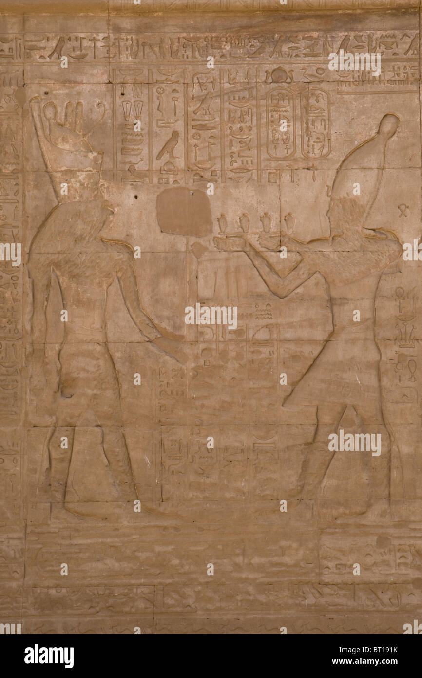 Horus di Edfu Egitto Temple geroglifici 'vecchio rudere' Faraone in pietra scultura in pietra antichità 'cultura egizia antica decorazione" Foto Stock