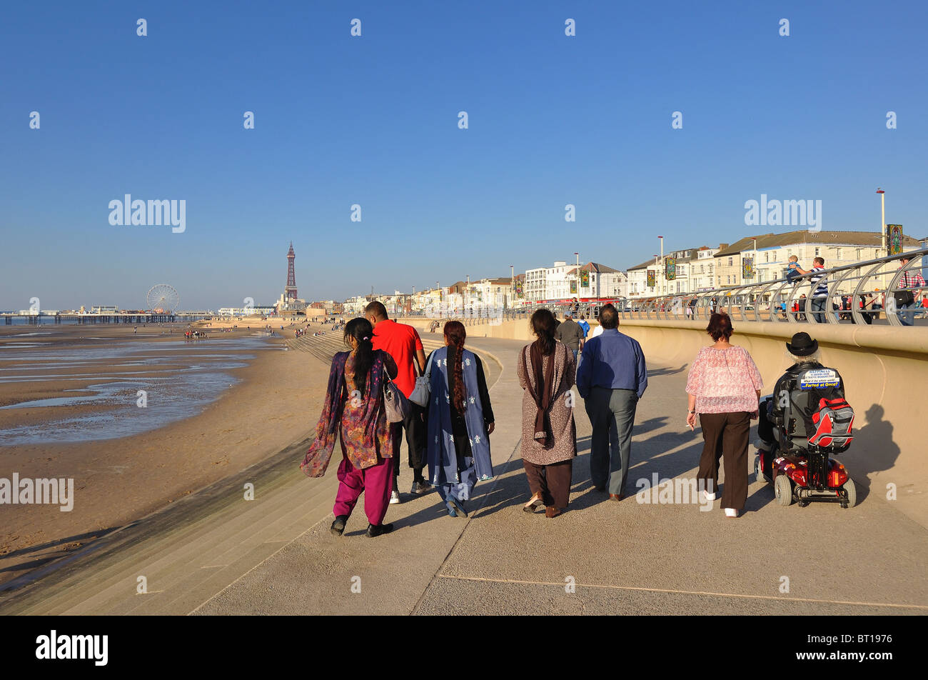 Una famiglia per una domenica pomeriggio passeggiata lungo la Promenade di Blackpool Foto Stock