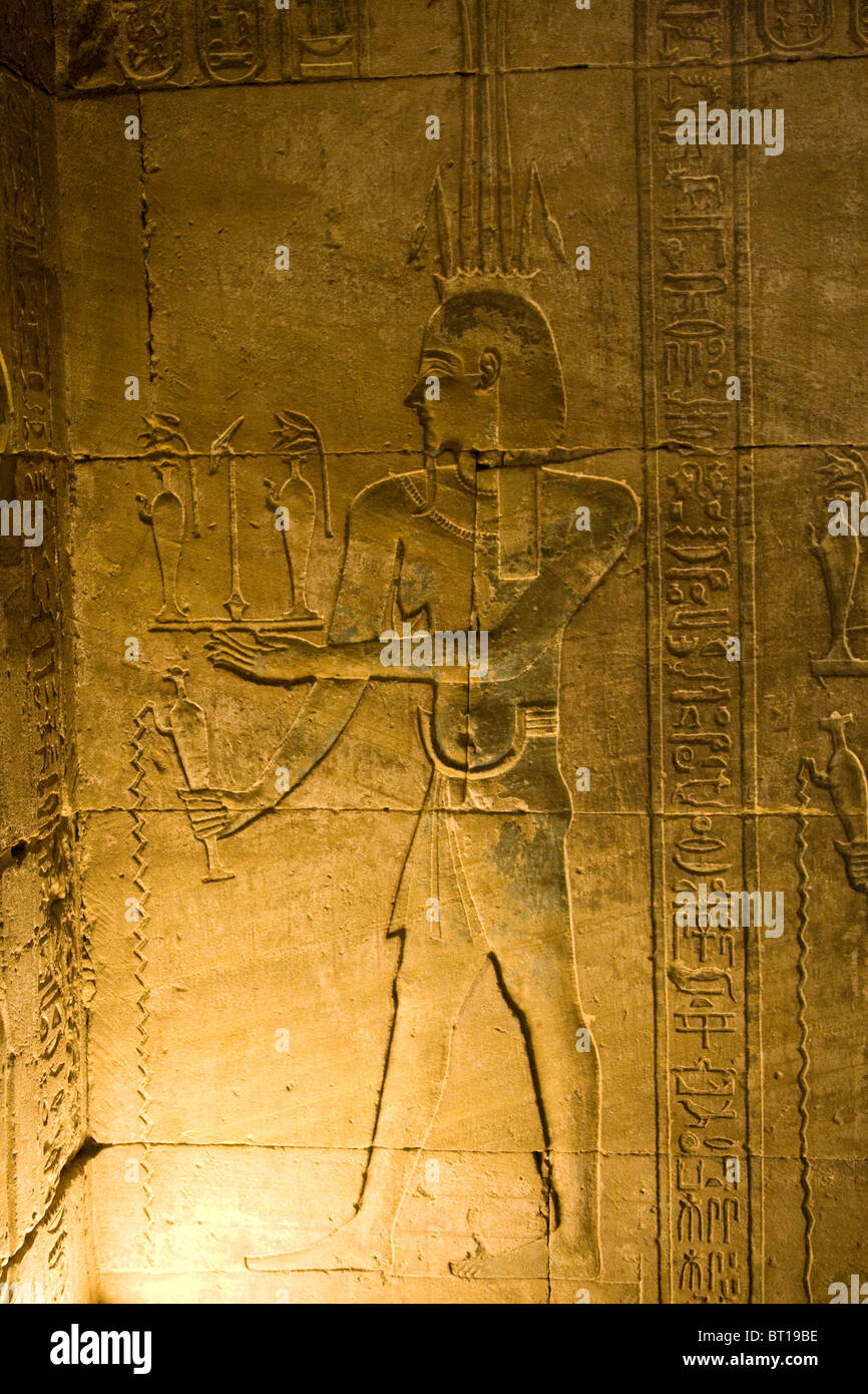 Horus di Edfu Egitto Temple geroglifici 'vecchio rudere' Faraone in pietra scultura in pietra antichità 'cultura egizia antica decorazione" Foto Stock