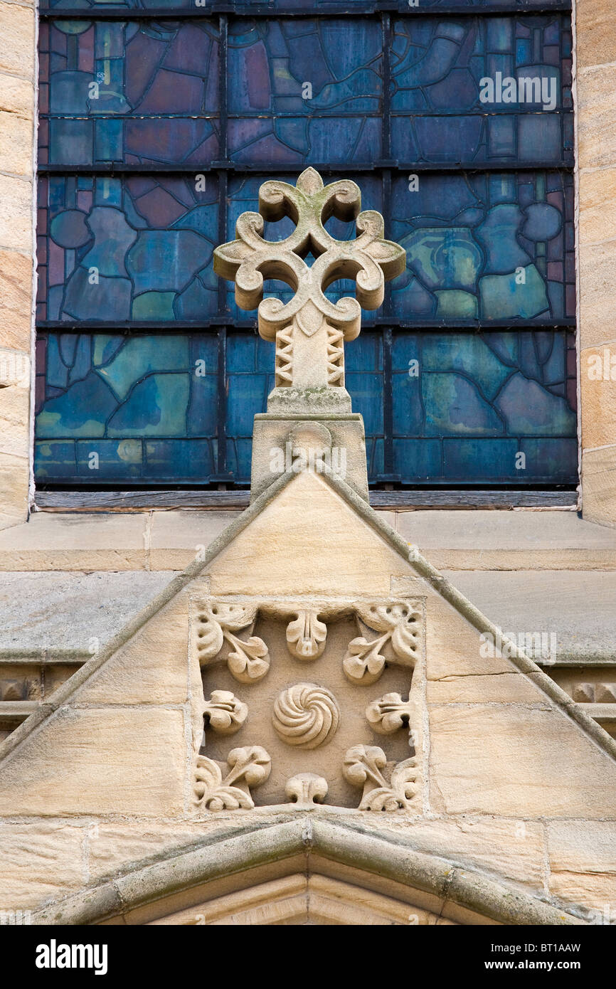 Croce di pietra sopra la porta anteriore a Ripon Cathedral, North Yorkshire, Inghilterra, Regno Unito, GB. Foto Stock