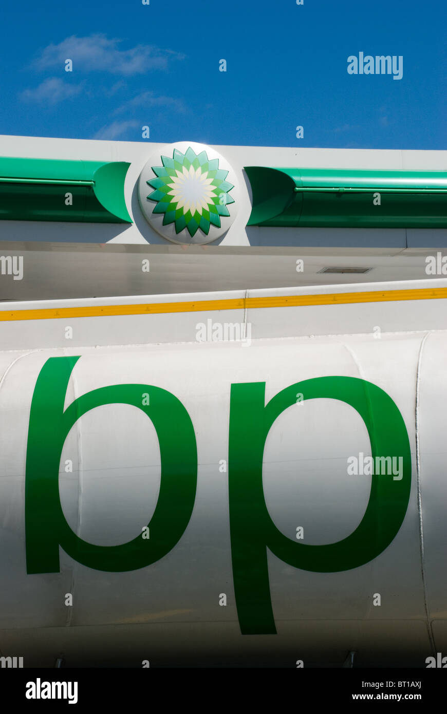 Stazione di benzina BP, con tettoia sporting il logo e una petroliera in con la sigla BP e i colori in primo piano Foto Stock
