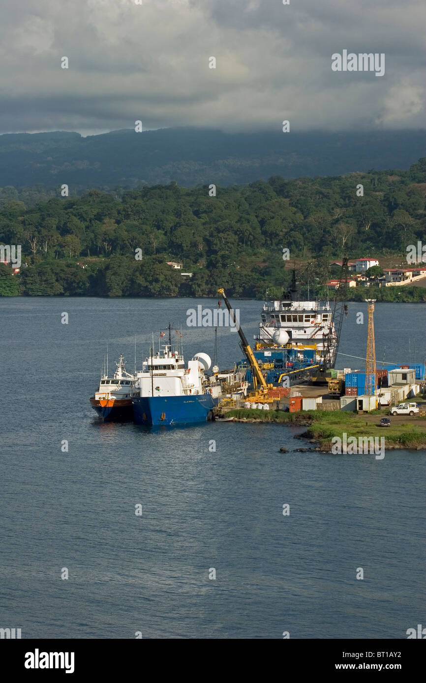 Vista su olio di Luba Freeport Harbour con petrolio offshore di alimentazione di settore imbarcazioni al molo Foto Stock