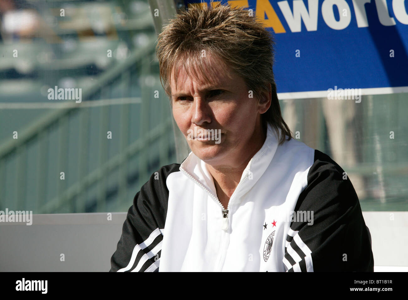 Germania head coach Theune portadenti sul banco del team prima del 2003 le donne di Coppa del Mondo di calcio finale contro la Svezia. Foto Stock